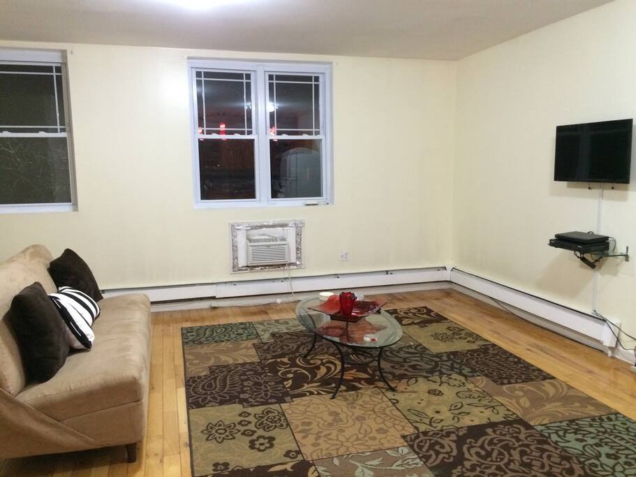 Living room area with TV and access to wifi
