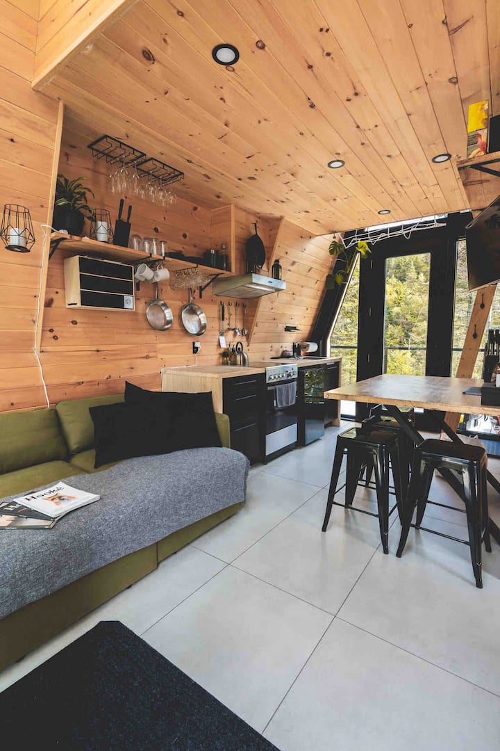 Espaces de vie au rez-de-chaussée. Cuisine entièrement équipée et sofa lit.