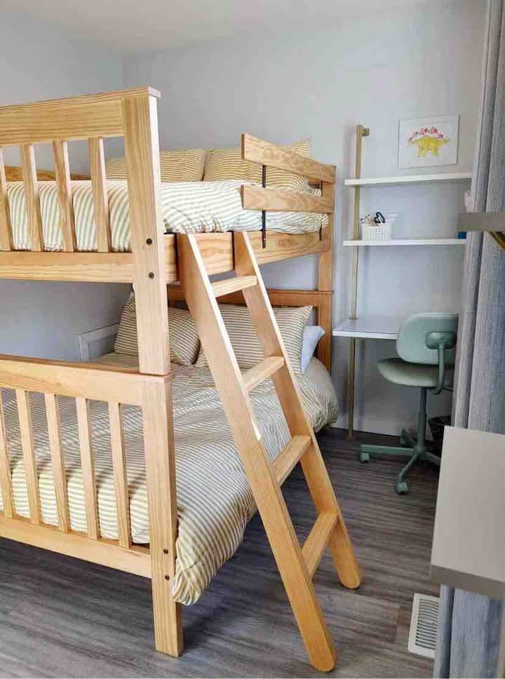 მე-3 ოთახი: ორადგილიანი ორსართულიანი საწოლი, რომელიც დამზადებულია კანადაში და შემოწმებულია 450 ფუნტზე მეტი ხნით. Ორივე მათგანი აღჭურვილია Sleep Haven-ის ლეიბებით, რომ ბავშვებმა ან ზრდასრულებმა კომფორტულად დაიძინონ.  Ამ ოთახს ავსებს პატარა სამუშაო მაგიდა/სამუშაო სივრცე.