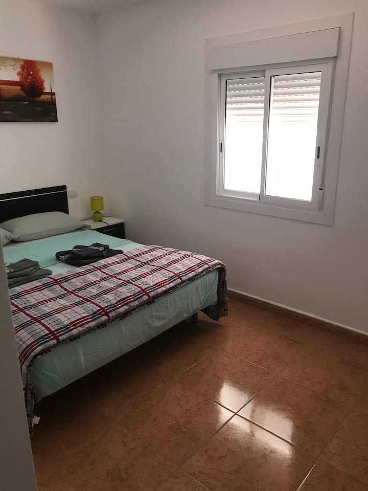 4) Ghorofa ya 1 chumba cha watu wawili