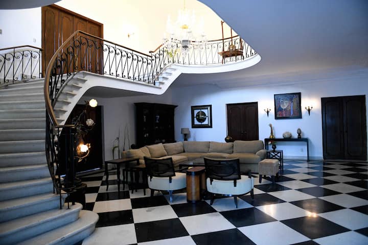 Casa Blanca Con Alberca Cine Y Billar - Santa Catarina, México