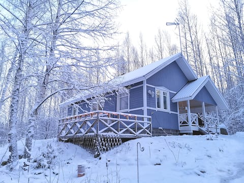 A modern cottage with a Kota and a hot tub