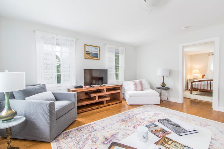 Falmouth/woods Hole 
Charming Cottage By The Sea - Oak Bluffs, MA