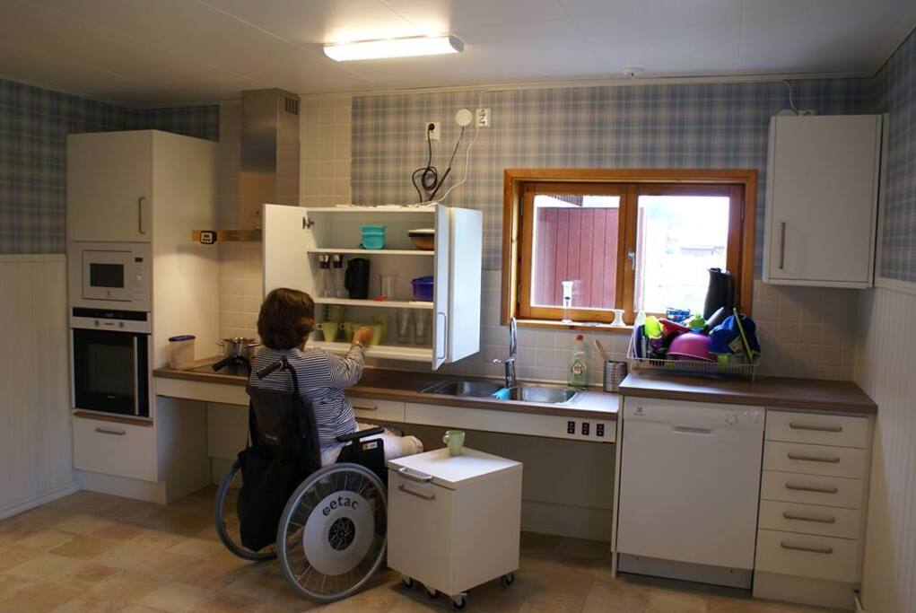 Köket är fullt utrustat och är funktionshinderanpassat med höj och sänkbara skåp och köksbänk.