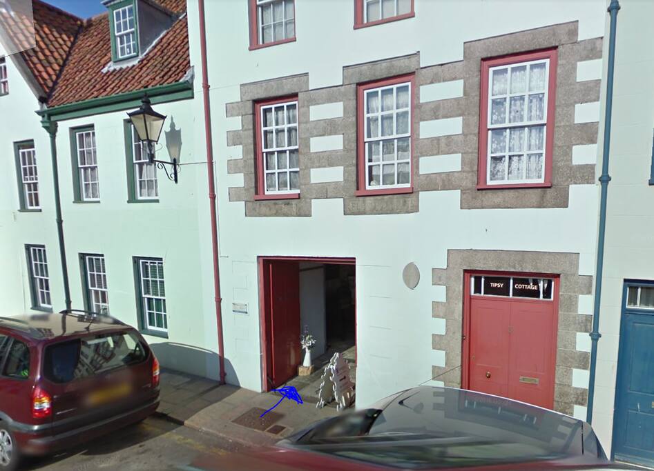 To find 7aHue Street, you will have to go through this red door as indicated then turn right. The doors may be closed but are always unlocked