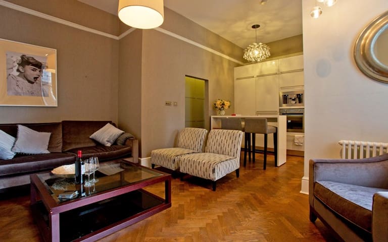 Luxury and Stunning 2 Bed with Balcony in Kensington High Street gallery image 2