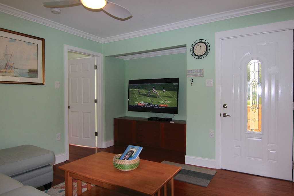 55" smart TV, with Comcast cable. Wifi high speed internet