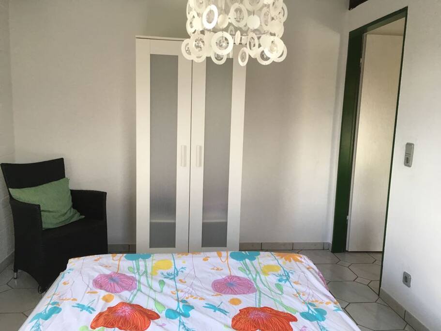Schlafzimmer mit Kleiderschrank