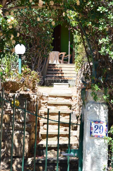 Cancelletto di entrata casa e giardino di fronte