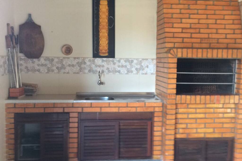 Área da garagem coberta com churrasqueira