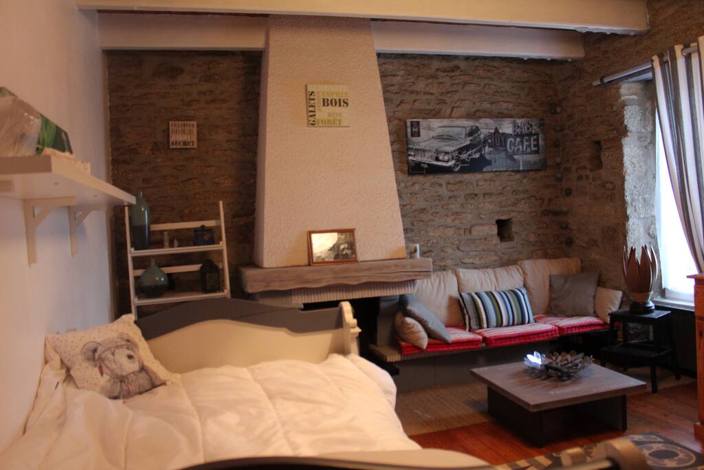 1 des 4 grandes chambres avec un coin lecture