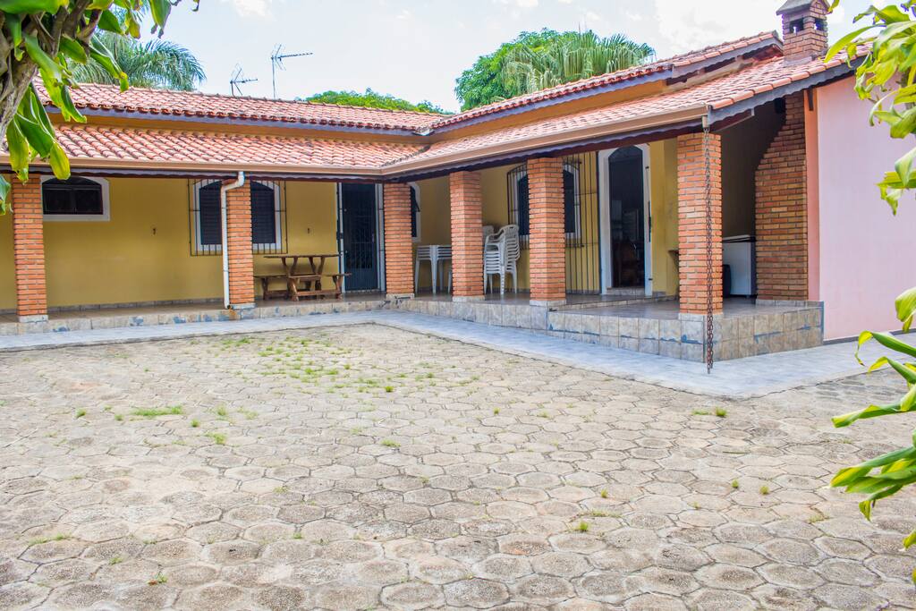 Casa com entrada para a cozinha e a sala