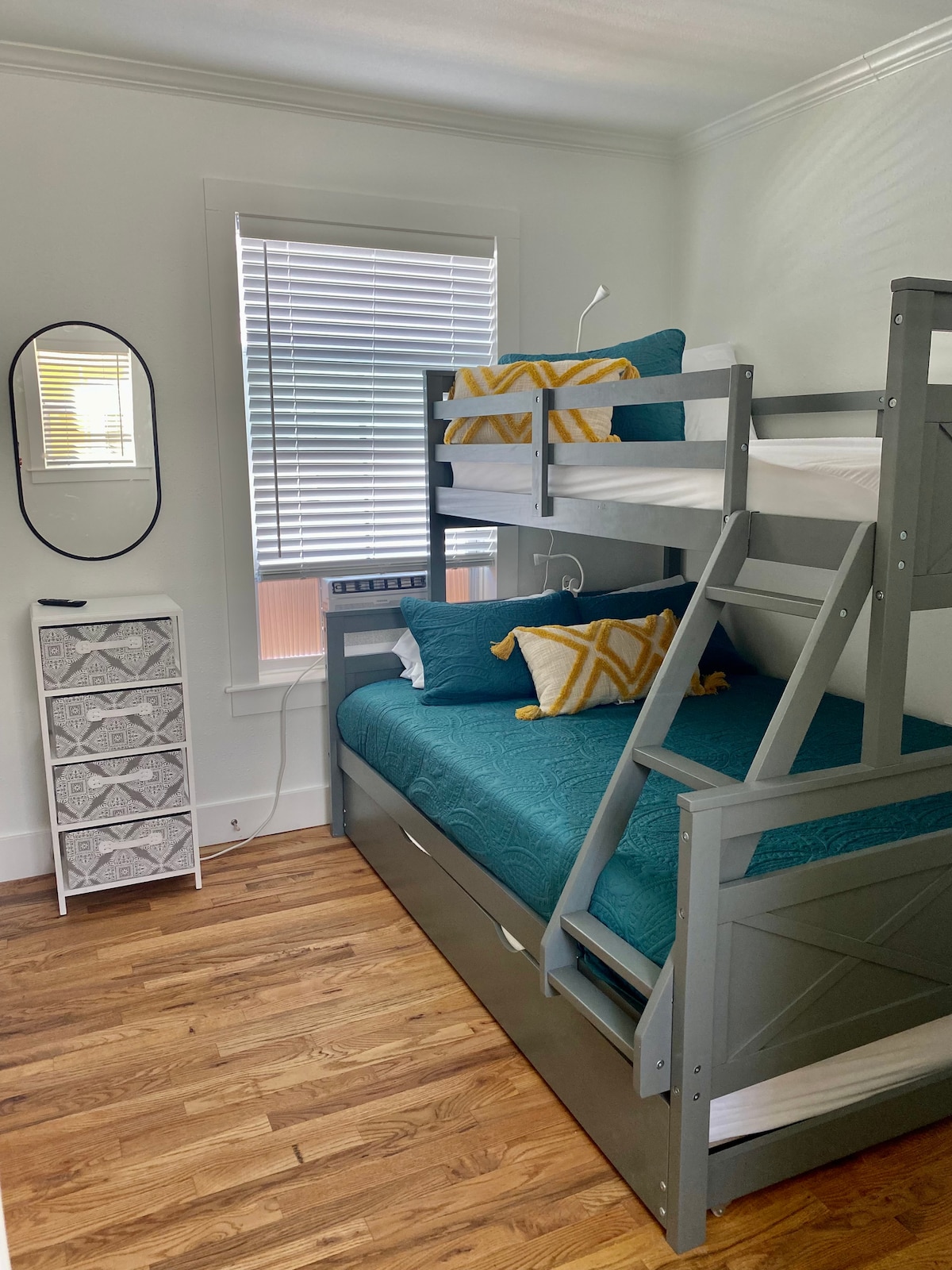 Втора спална соба со полн кревет на дното и брачен кревет на врвот.  Со клима уред и паметен телевизор.