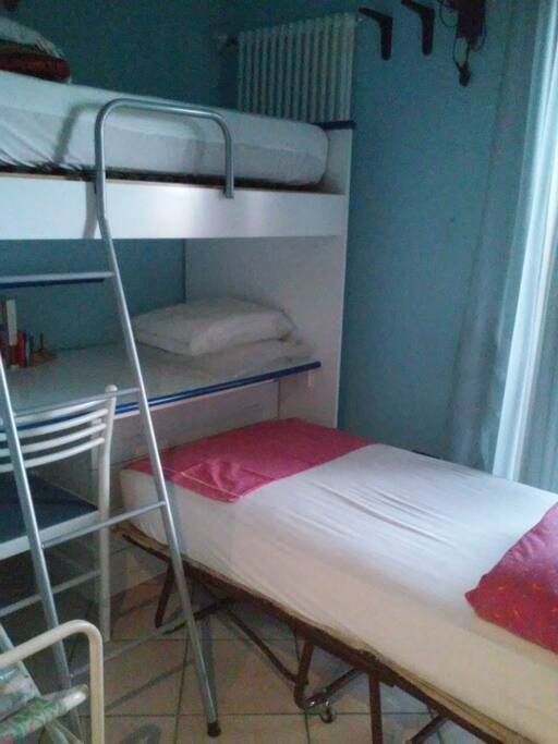 Bedroom with 2 single beds