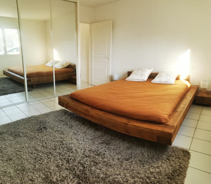 卧室1 ：特大床（ 180 x 200 ）。