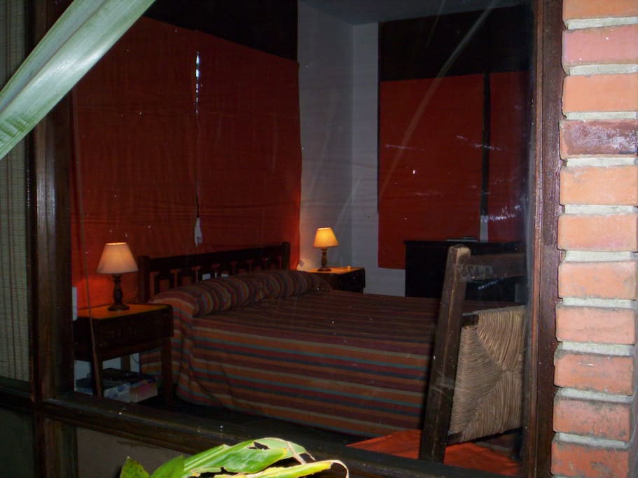 Este es el dormitorio principal. Consta de una cama matrimonial, mesas de luz, una còmoda con cuatro cajones, televisiòn por cable y ventilador.