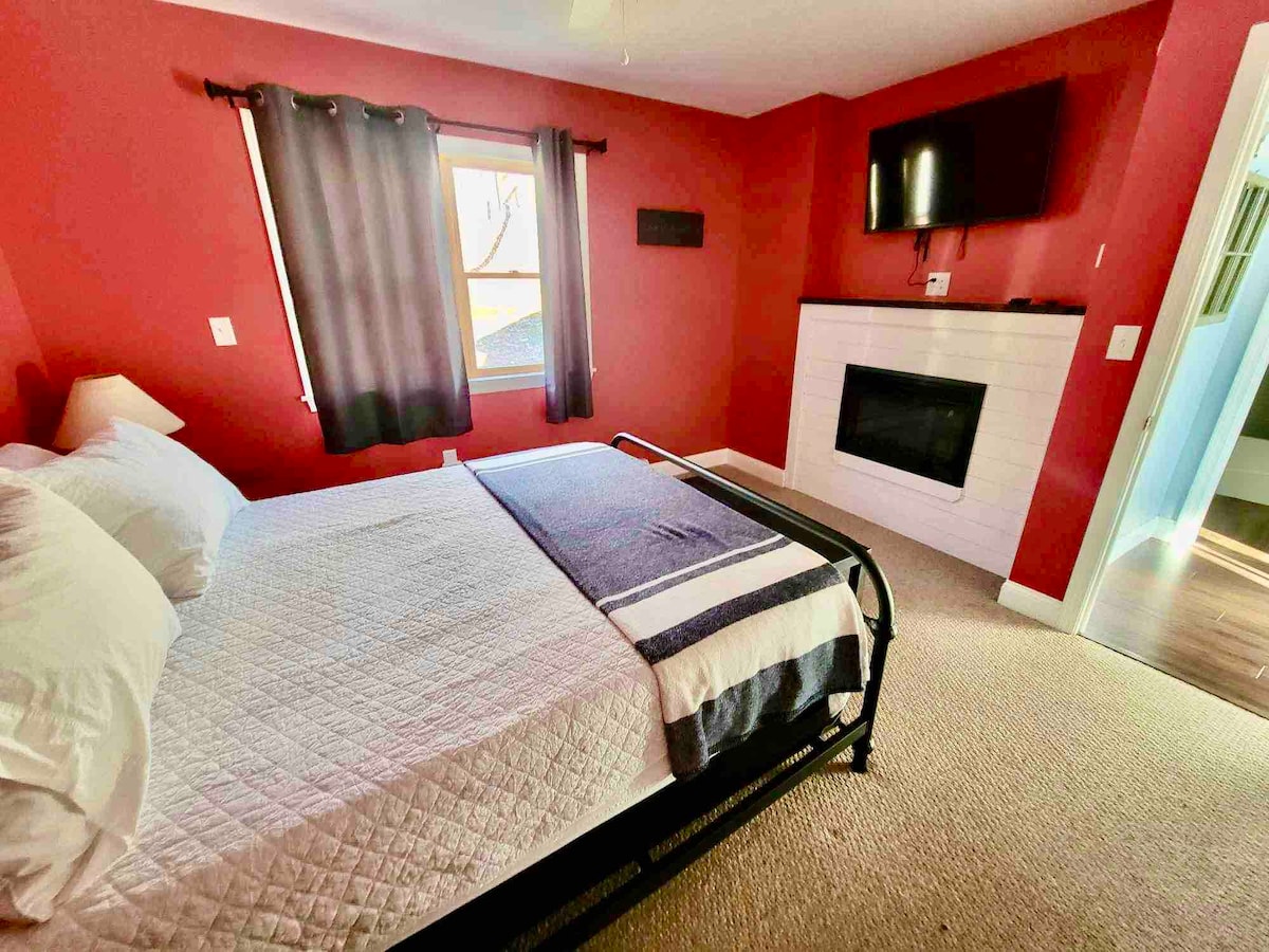 Chumba kikuu cha kulala cha ghorofa kilicho na meko ya umeme na televisheni ya Amazon Prime iliyo tayari ya 40". 