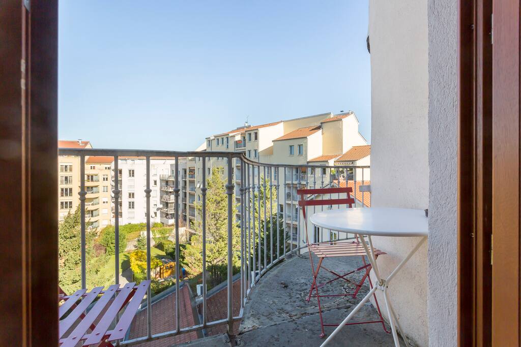 Petit balcon avec vue sur un parc