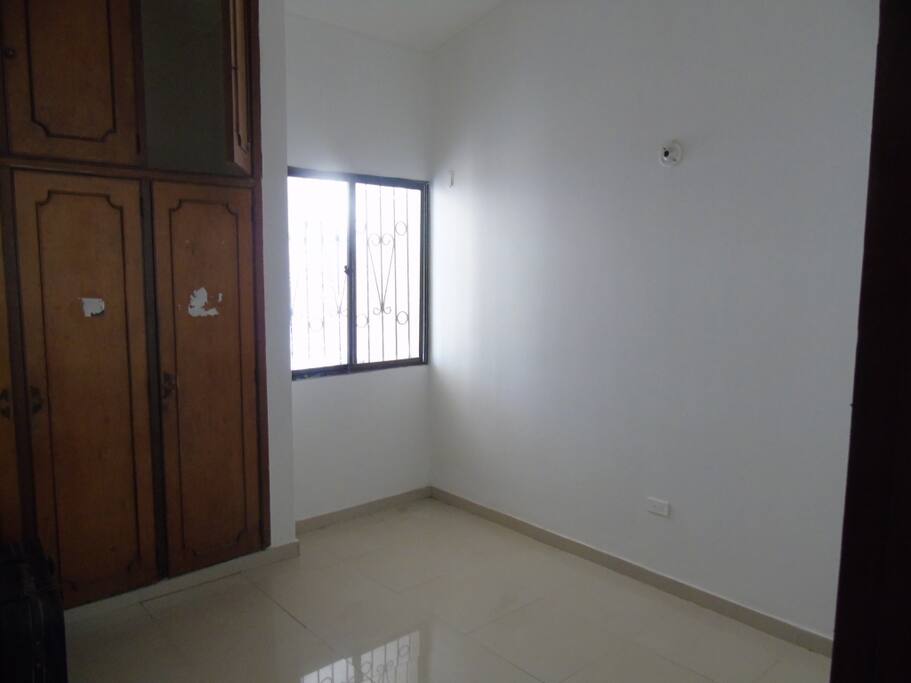 Habitación con baño privado y ventilador