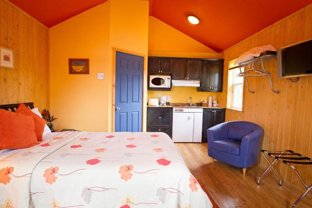 Vue de l'intérieur du Chalet: Lit, cuisine, salle de bain