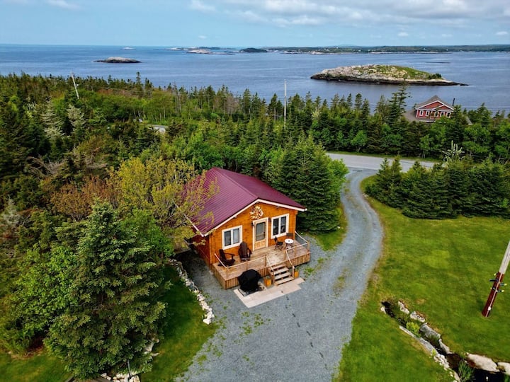 Cozy log cabin nestled between Prospect & Shad Bay