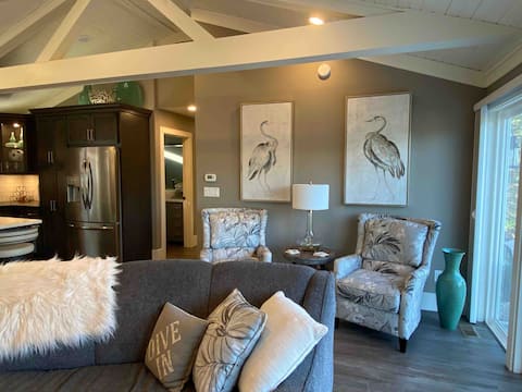 Totally renovated Boutique cottage on the beach