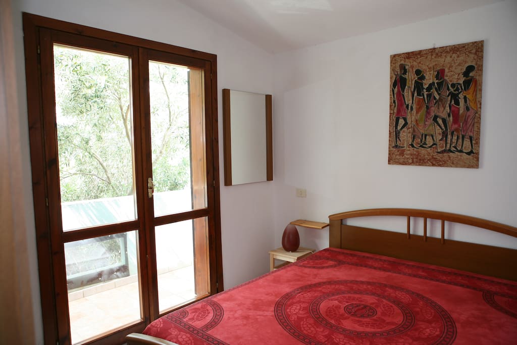 Camera da letto matrimoniale e vista sulla terrazza