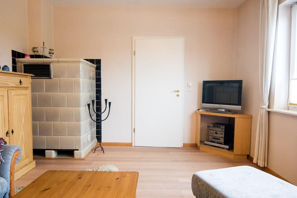 Gemütliches Wohnzimmer mit Kachelofen