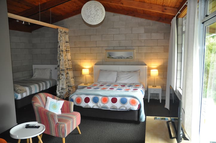 Large Self Contained Studio in Quiet Cul de Sac