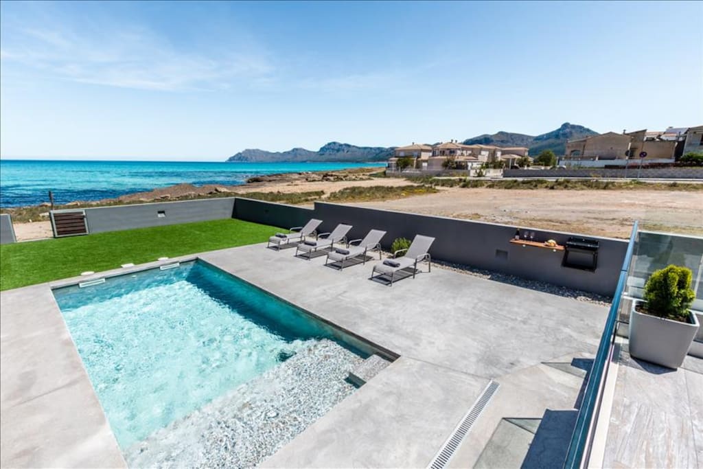 Terrace, pool and sea