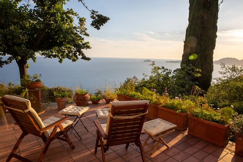 Popular Airbnb listing: House & Garden stunning views Gulf of Poets Lerici in Lerici