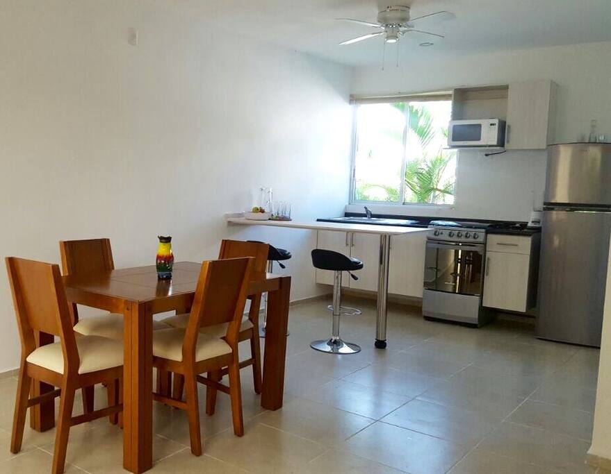 Comedor y cocina.
