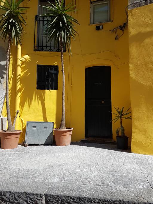 Ingresso privato davanti area parcheggio