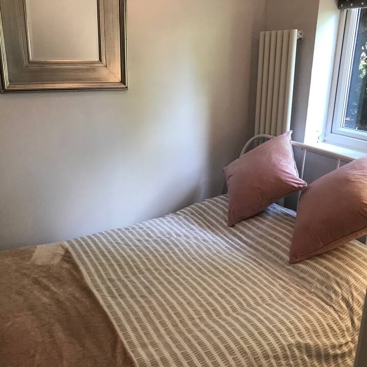 Schlafzimmer mit Doppelbett 