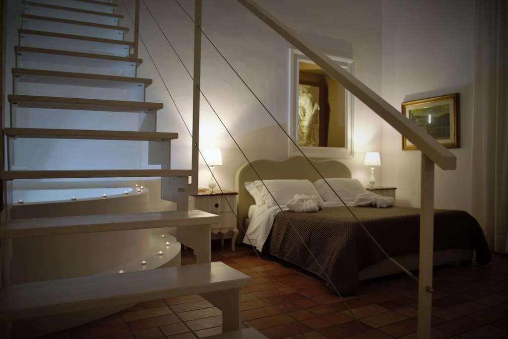Camera da letto con vasca da coppia