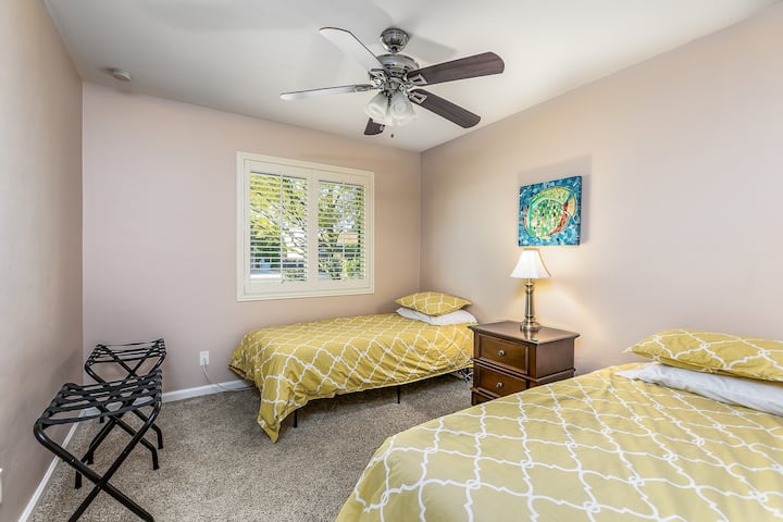 Ორი ერთადგილიანი საწოლი ზრდასრულებისთვის ან ბავშვებისთვის