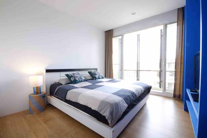 חדר שינה ראשי עם חדר רחצה צמוד ומרפסת. מושלם למשפחה קטנה. 

ניתן לסדר מזרן נוסף על הרצפה לילד קטן.