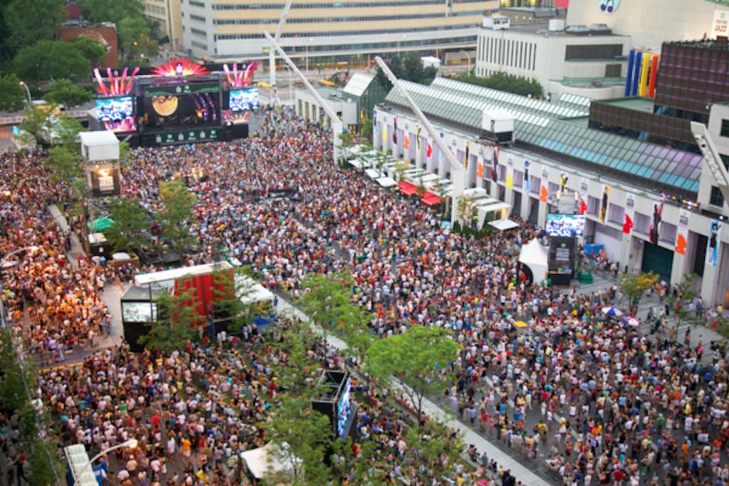 RIGHT IN THE FESTIVAL PLACE TO ENSURE THAT YOU WON'T MISS ANYTHING OF THE SHOW