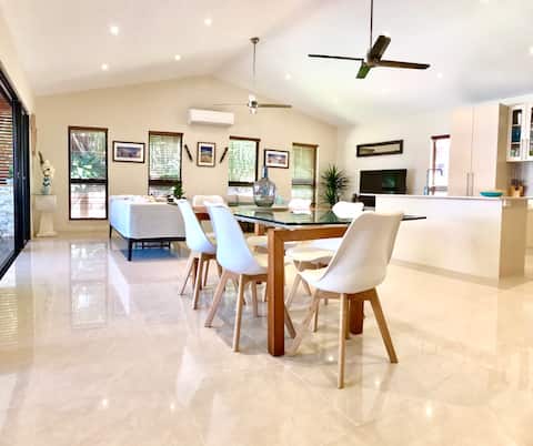 Successful Airbnb property: Seascape @ Palm Cove: Heated Pool | Luxury | ⭐️⭐️⭐️⭐️⭐️ in Palm Cove
