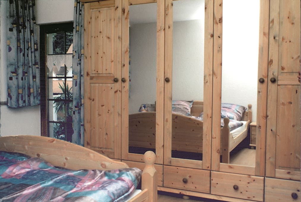Schlafzimmer mit Zugang zum Balkon
