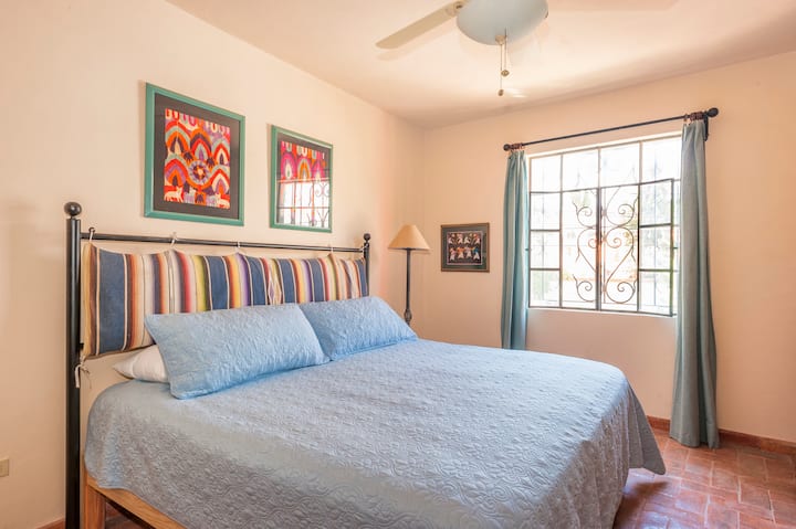 Chumba cha kulala cha pili na bafu lake mwenyewe