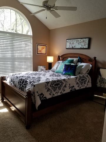 Clean private room near Easton and Airport
