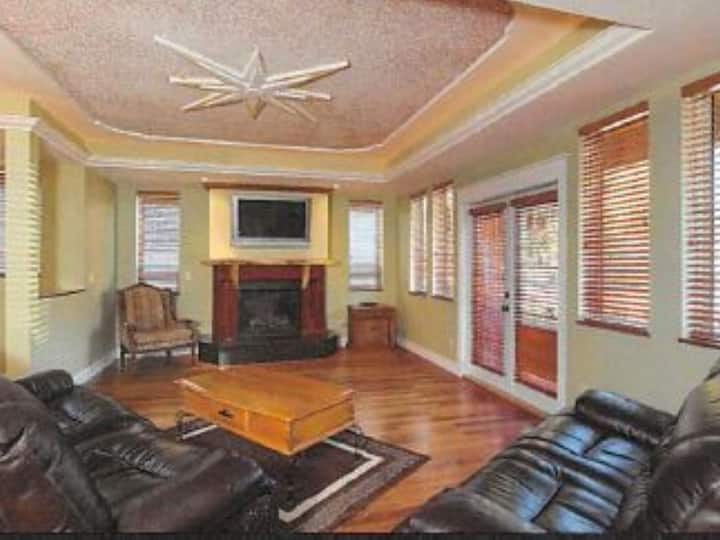 Kelowna  Executive Home Less Than 1/2 Bl From Lake - Kelowna