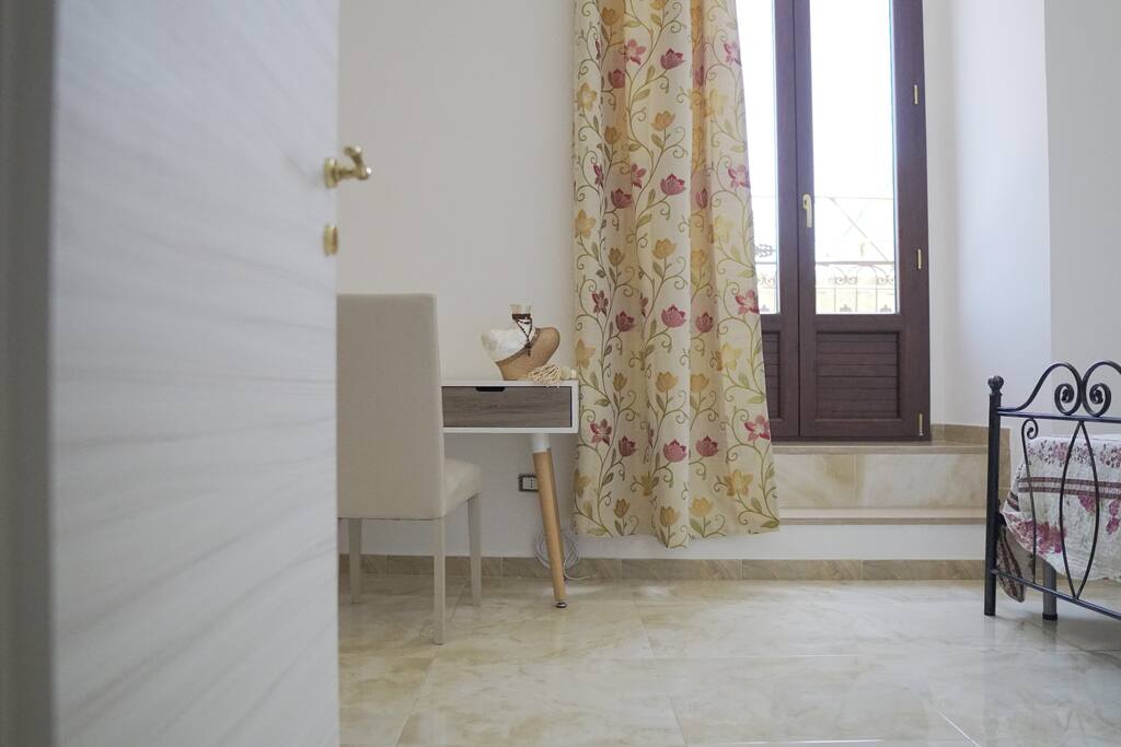Particolare del terrazzina e scrivania.