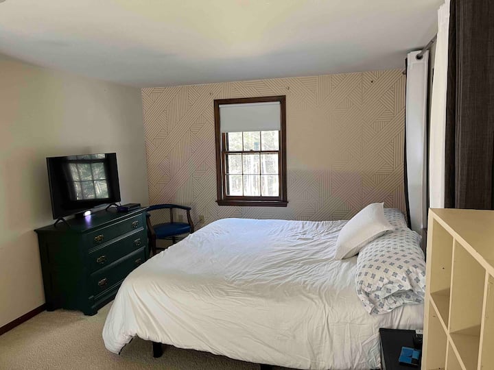 غرفة النوم الرئيسية (غرفة طويلة جدًا).  مرتبة كينج مع رأس قابل للتعديل.  