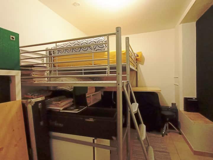 DHOMË QENDRORE

– Krevat dopio në mezzanine.
– Një derë xhami e tejdukshme e ndan atë nga dhoma e ndenjjes. 
–  Nuk ka dritare.

• ♪ • ♪♪♪ • ♪ • ♪♪ • ♪ • ♪♪ • ♪ • ♪♪ • 
Sendet personale të Alex ruhen në këtë dhomë.
• ♪ • ♪♪♪ • ♪ • ♪♪ • ♪ • ♪♪ • ♪ • ♪♪ •