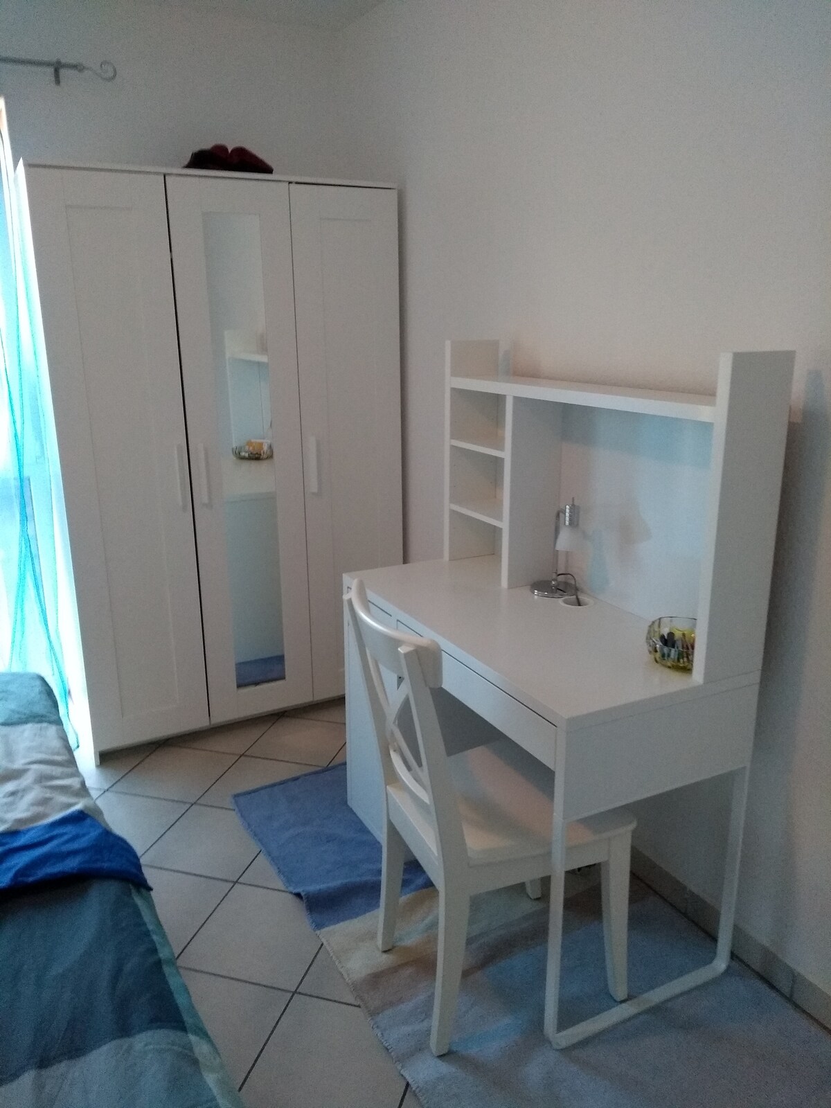 Dhomë gjumi me tavolinë pune dhe dollap për rroba dhe valixhe (dhomë gjumi me tavolinë pune dhe gardërobë me depo për veshje dhe valixhe)