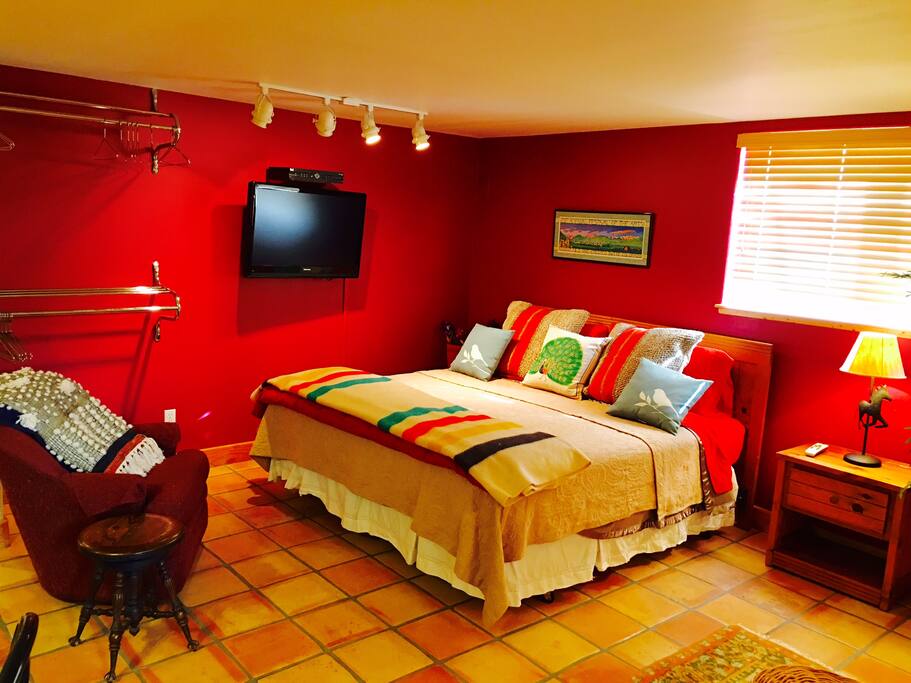 New King Size Bed,, Flat Screen Tv & Large Swivel Chair.