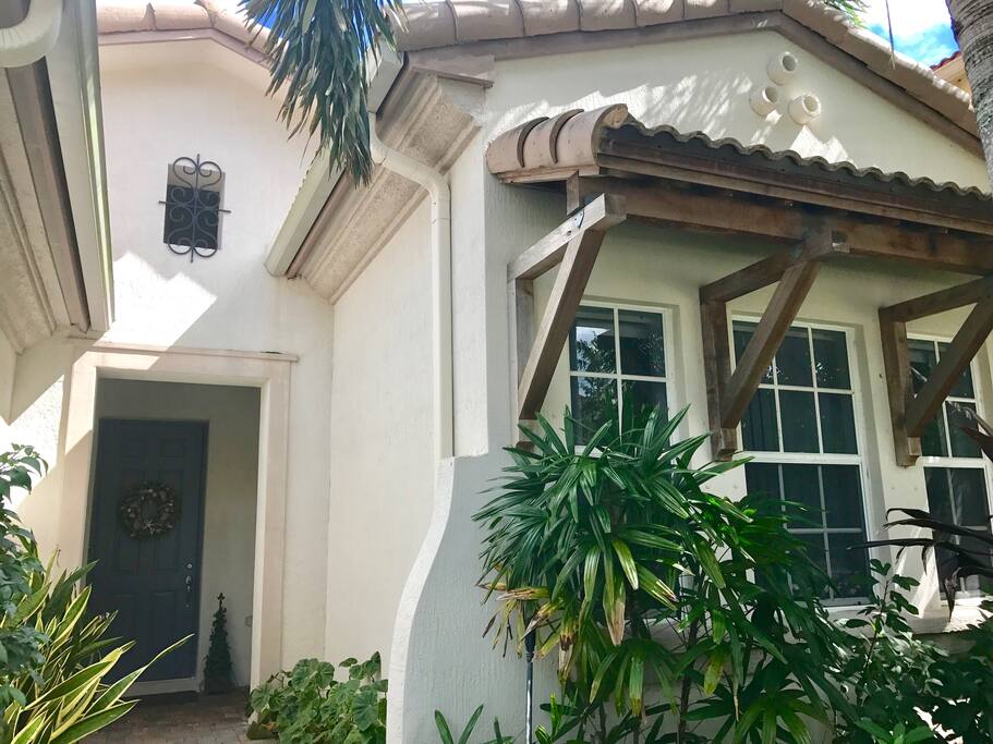 Single level, tall ceilings, beautifully kept