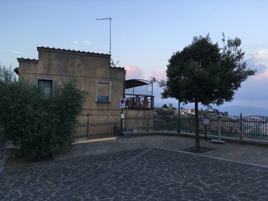 Vista della casa dalla piazza